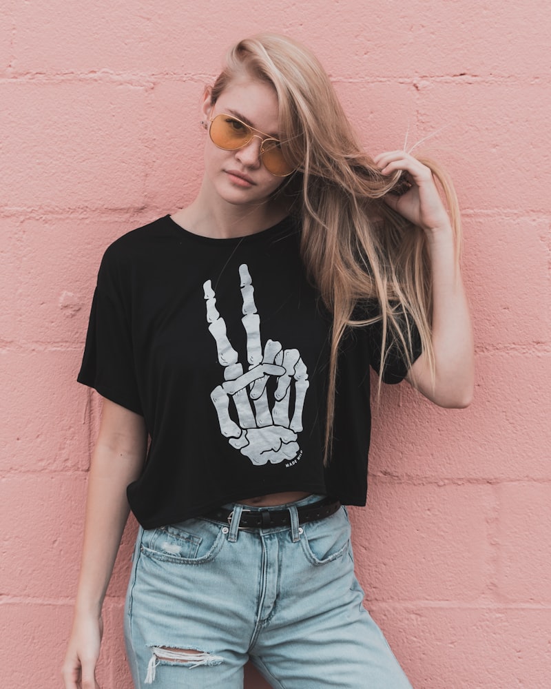 Jup look: black printed tee with light-wash jeans