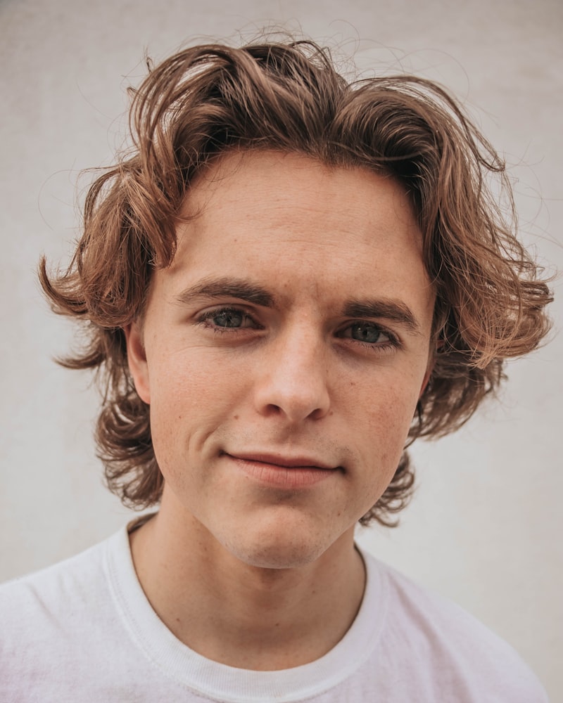 Jup look: plain white tee, portrait